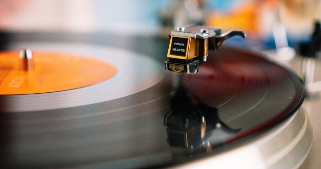 Toca discos con música lo-fi de fondo