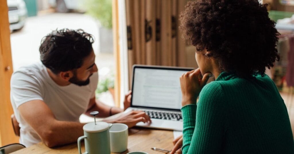 dueño de negocio evaluando si su diseñador web está haciendo bien su trabajo