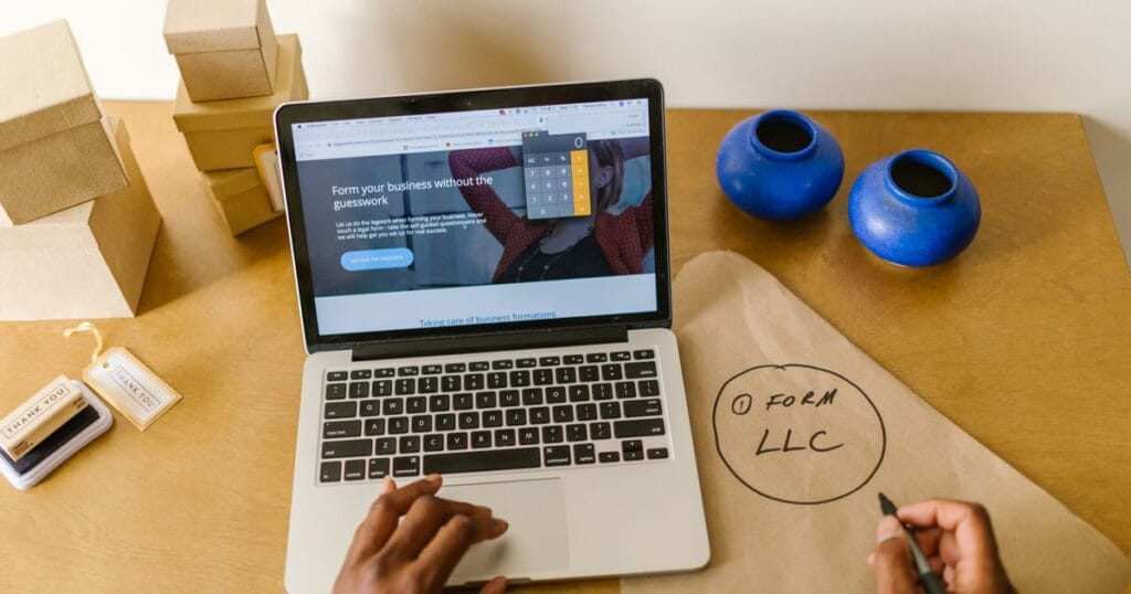 Emprendedor comparando WordPress vs Wix para su negocio pequeño