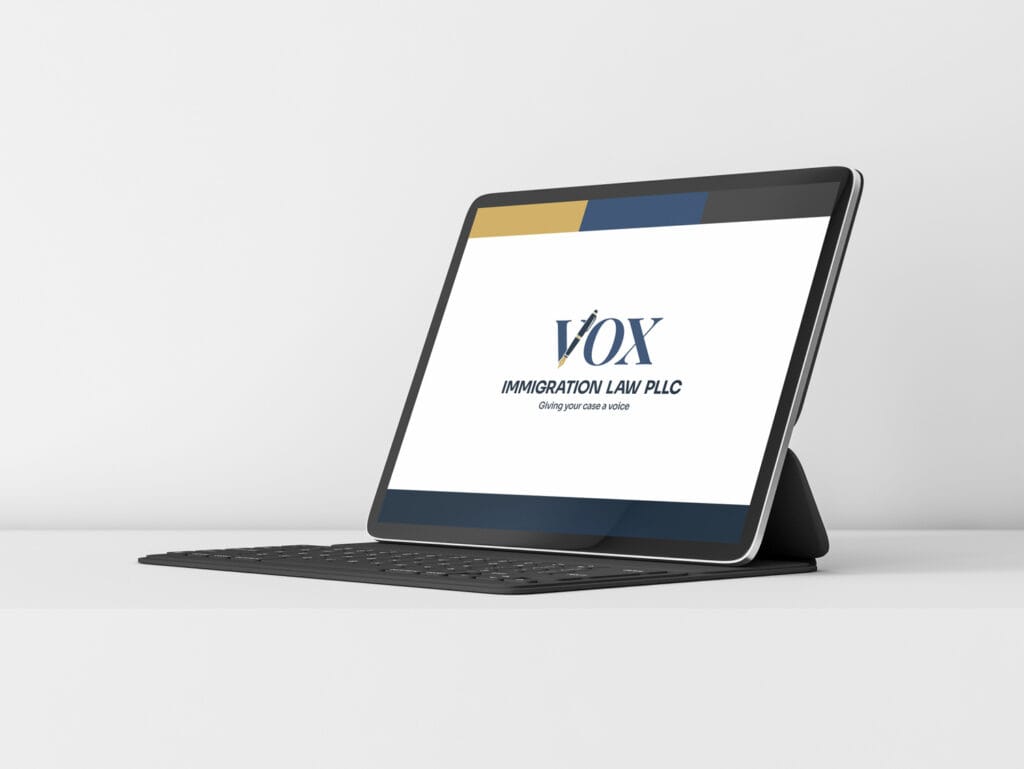 Logo de Vox Immigration Law — pluma estilográfica integrada en la letra V, diseñado por Amaury Garcia