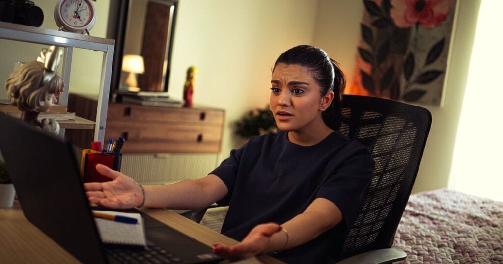Empresario revisando si su sitio web está desactualizado en su laptop