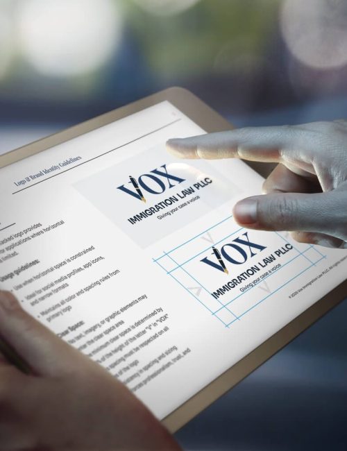 Logo de Vox Immigration Law — pluma estilográfica integrada en la letra V, diseñado por Amaury Garcia